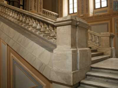 Usciamo dal luogo di culto per raggiungere finalmente il chiassoso corridoio. Imbocchiamo il cosiddetto Scalone d'onore, una scala in marmo bianco che conduce al primo piano dell'ala est dell'edificio